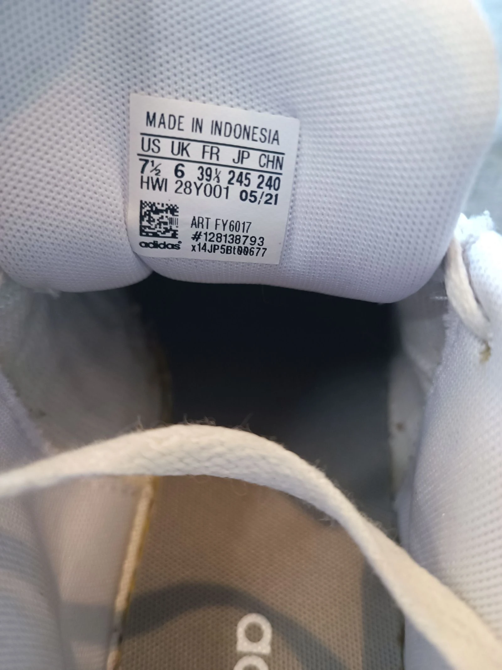 Pair of women's adidas sneakers in good condition size 39.5 white color – photo 5